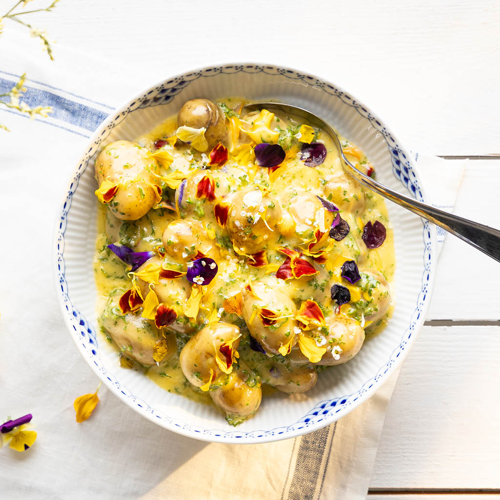 Nyskördad färskpotatis i blomsterbearnaise Nyskördad färskpotatis i blomsterbearnaise